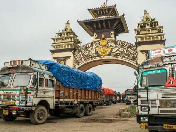 जाँचपास नहुँदा १४ सय मालवाहक सवारी वीरगन्ज भन्सारमै रोकिए