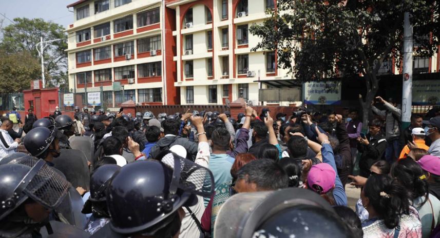 कुलमानलाई हटाउने निर्णयको विरोधमा प्राधिकरणको गेट बाहिर विरोध (भिडियो)