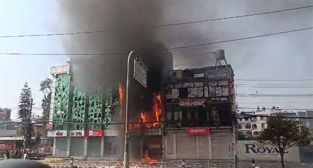 राजावादी प्रदर्शनकारीले जलाए तीनकुनेको एक घर (भिडियो)