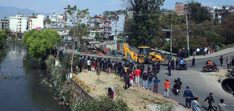 कालोपुल क्षेत्रमा गुठीको जग्गा अतिक्रमण गरेर बनेका संरचनामा महानगरको डोजर (भिडियो)