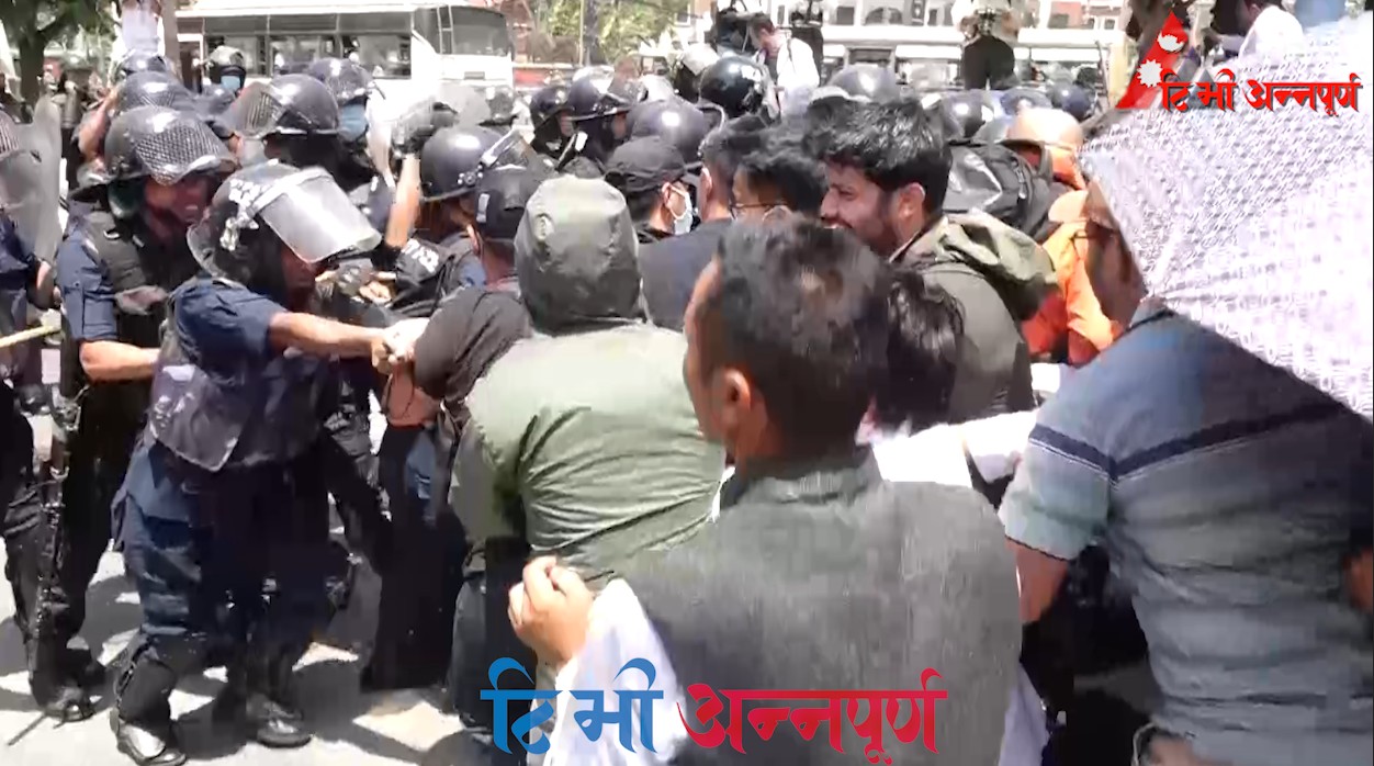 मन्त्रालय घेराउ गर्न गएका चिकित्सकहरुलाई प्रहरीले रोक्यो (भिडियो)