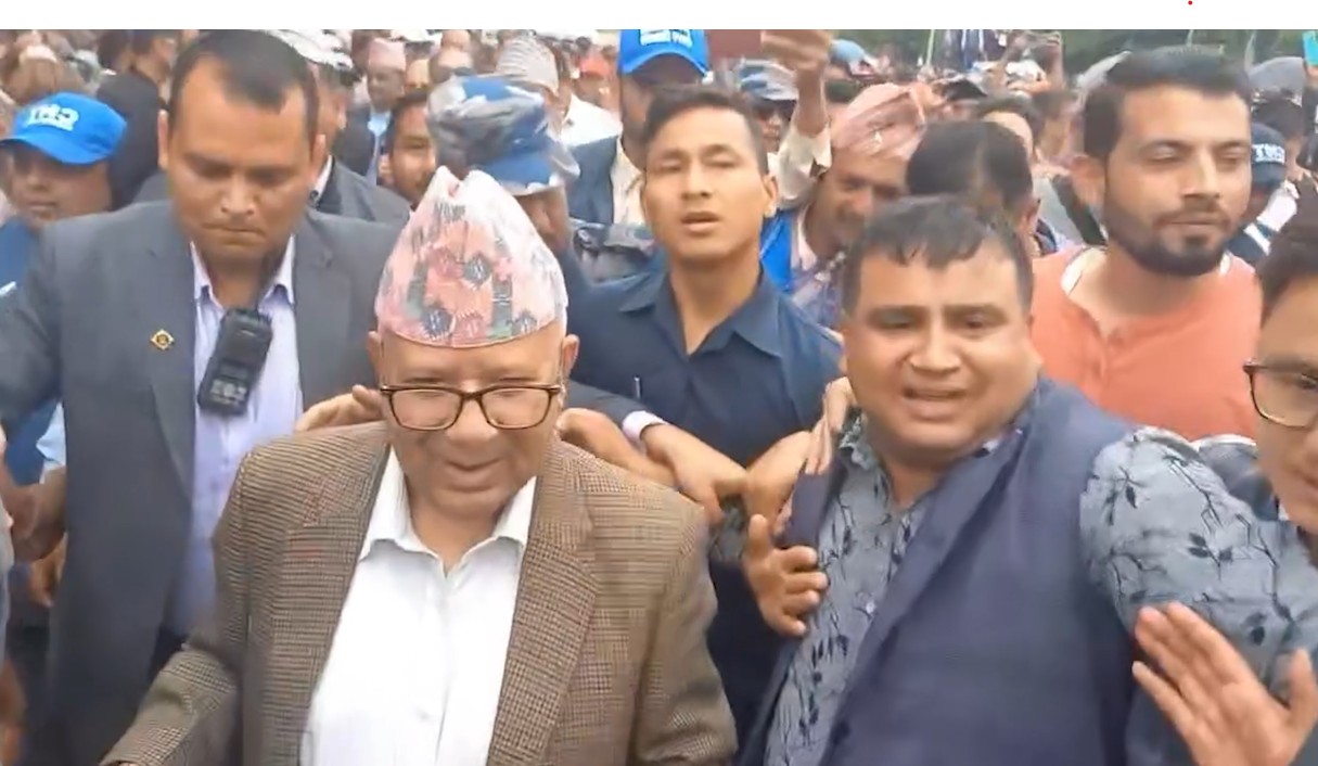 शिक्षकहरूको आन्दोलनमा पुगेका पूर्वप्रधानमन्त्रीद्वय झलनाथ र माधवको विरुद्द नाराबाजी भएपछि… (भिडियो)