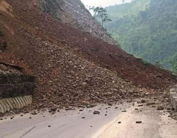मुग्लिन-नागढुंगा सडकखण्डमा पहिरो खस्यो, सडक पूर्ण रूपमा अवरुद्ध
