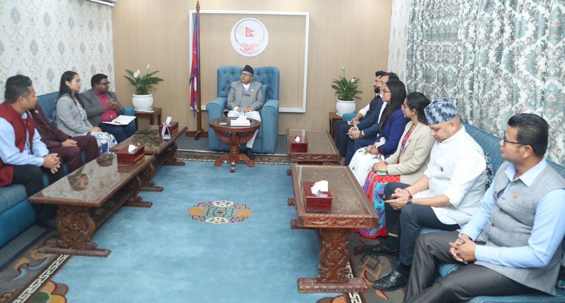 निलम्बन फुकुवाको माग गर्दै नेताहरु लिएर सभामुखको कार्यालयमा पुगे रवि लामिछाने (भिडियो)
