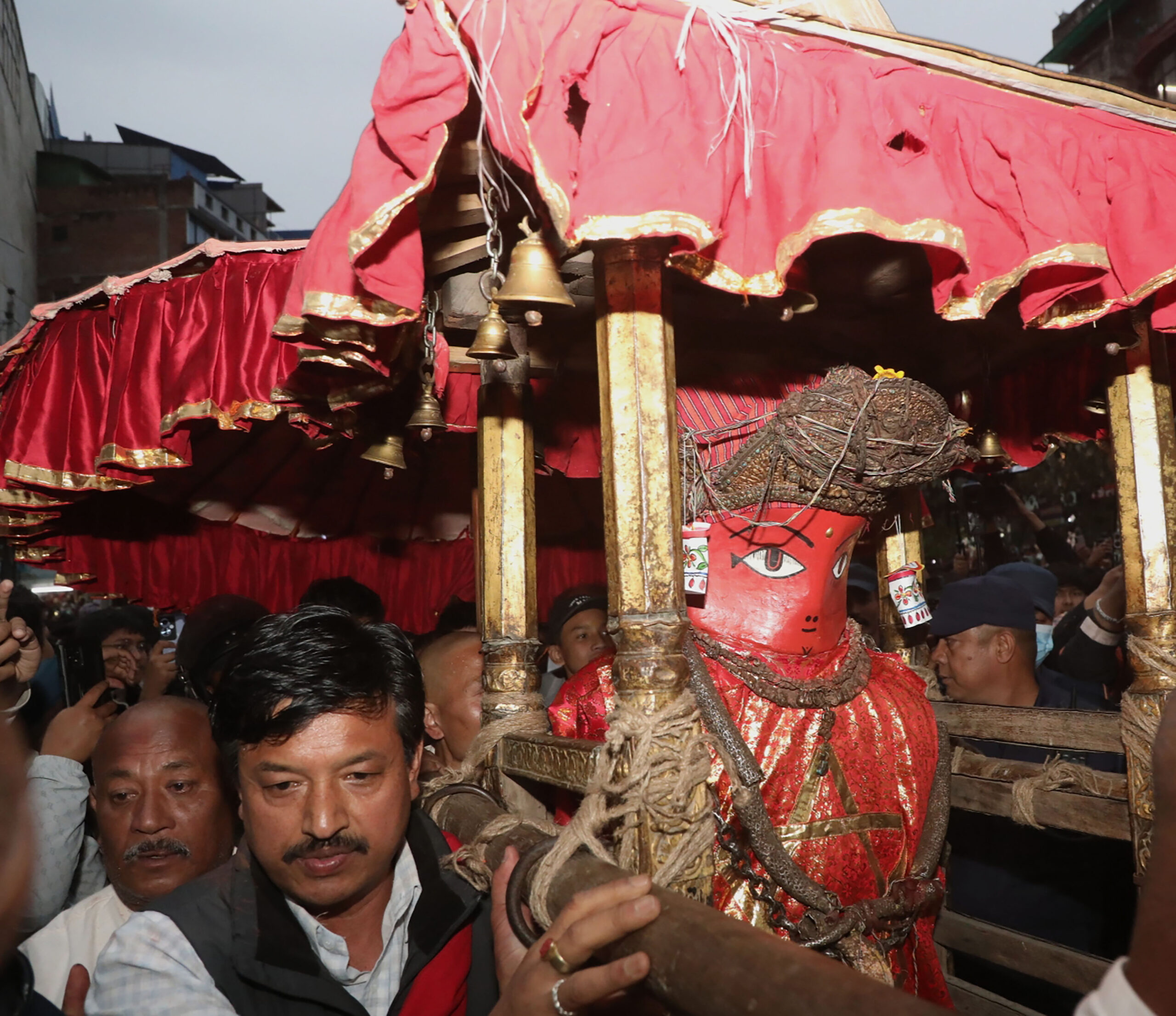 रातो मच्छिन्द्रनाथलाई विधिपूर्वक रथारोहण गरियो (भिडियो)