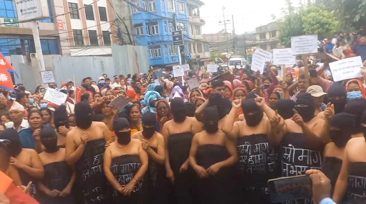 माइतीघरमा सहकारी पीडितको अर्धनग्न प्रदर्शन (भिडियो)