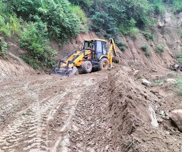 पहिरोले अवरुद्ध भयो बेँसीसहर–चामे सडक, दर्जनौँ सवारी अलपत्र