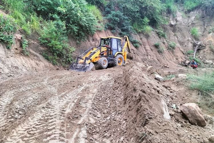 पहिरोले अवरुद्ध भयो बेँसीसहर–चामे सडक, दर्जनौँ सवारी…