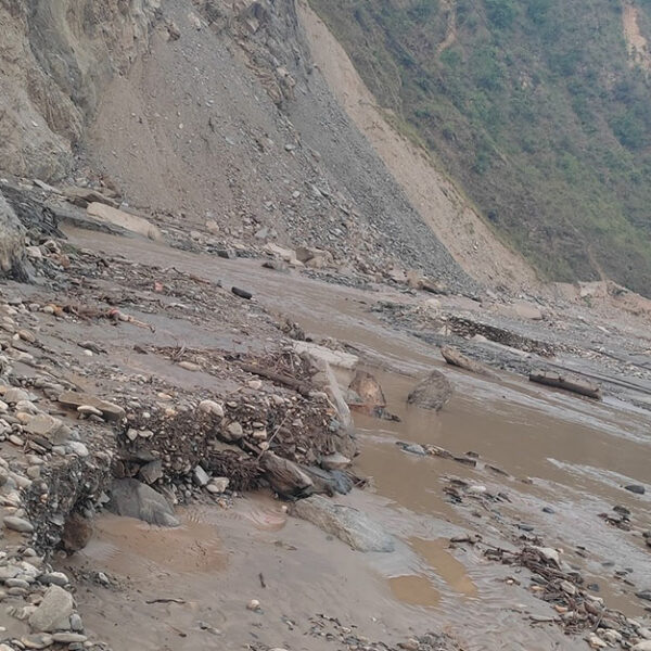 पहिरोले बीपी राजमार्ग अवरुद्ध