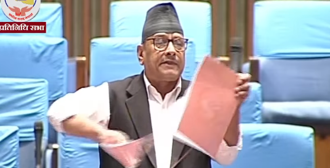 सांसद थापाले च्याते बजेट पुस्तक (भिडियो)