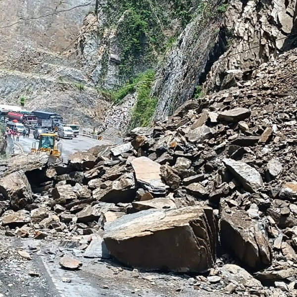 फिस्लिङमा पहिरो खस्दा नारायणगढ–मुग्लिन सडक अवरुद्ध