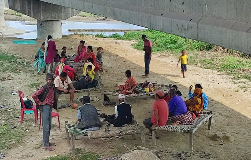 २० वर्ष देखि राजमार्गको पुलमुनि बास, घर बनाउन छैन घडेरी