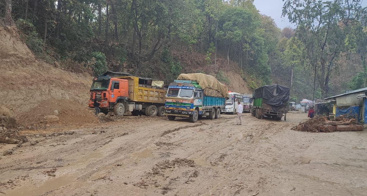 बाढी-पहिरोले आज पनि बिहानैदेखि अवरुद्ध छन् यी १० सडक