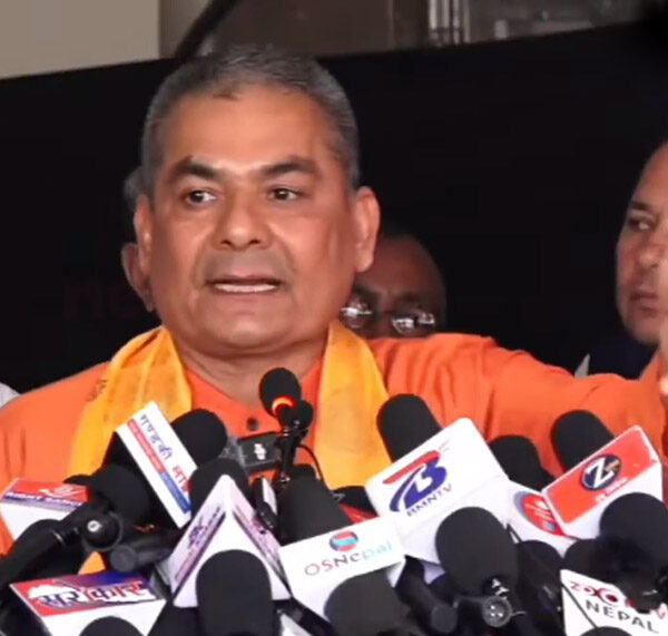  लडाईं नचाहने हो भने राजसंस्थाबारे जनमत संग्रह गरौँ : दुर्गा प्रसाईं