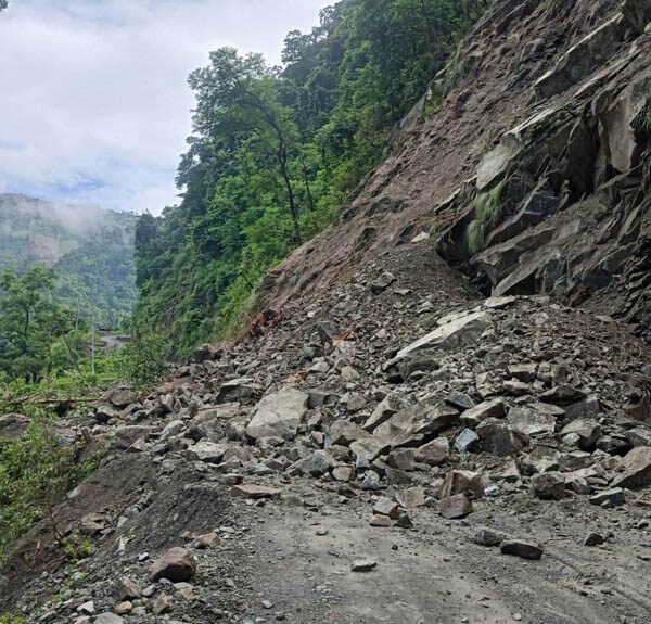 तनहुँमा पहिरो खस्दा पृथ्वीराजमार्ग अवरुद्ध, यातायात प्रभावित