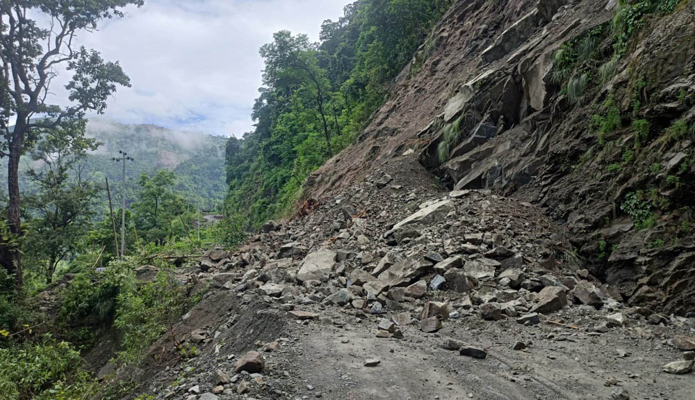 तनहुँमा पहिरो खस्दा पृथ्वीराजमार्ग अवरुद्ध, यातायात प्रभावित
