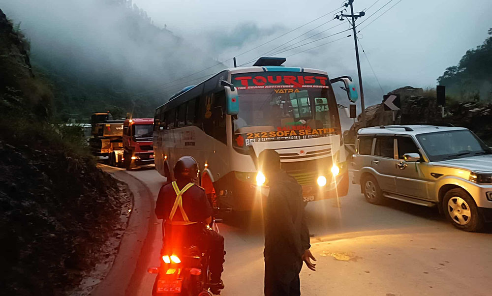मुग्लिन-नारायणगढ सडक खण्डमा सवारीसाधन चलाउन रोक