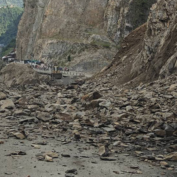 मुग्लिन-नारायणगढ सडकमा पहिरो झर्न रोकिएन, यातायात अवरुद्ध