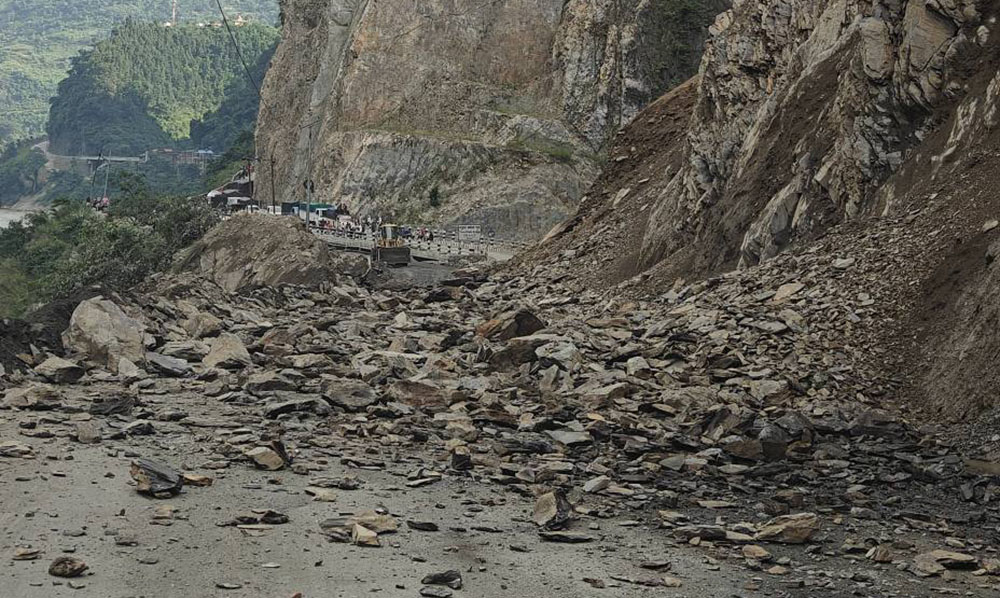 मुग्लिन-नारायणगढ सडकमा पहिरो झर्न रोकिएन, यातायात अवरुद्ध