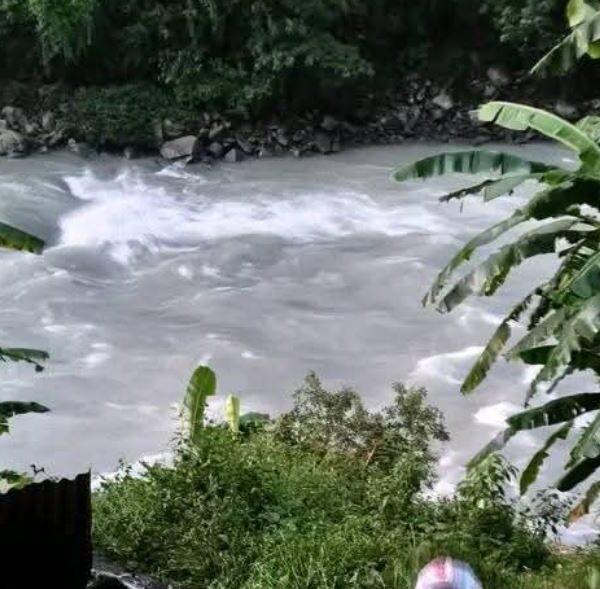 काठमाडौँबाट खोटाङ जाँदै गरेको टाटा सुमो सुनकोसीमा खस्यो