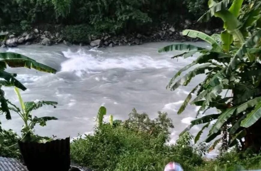 काठमाडौँबाट खोटाङ जाँदै गरेको टाटा सुमो सुनकोसीमा खस्यो