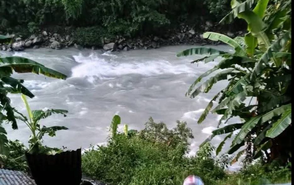 काठमाडौँबाट खोटाङ जाँदै गरेको टाटा सुमो सुनकोसीमा&hellip;