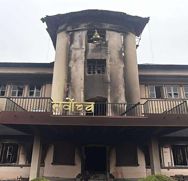 प्रतिनिधिसभा विघटनविरुद्धको रिट सुनुवाइ गर्ने संवैधानिक इजलासमा को-को छन् न्यायाधीश ?