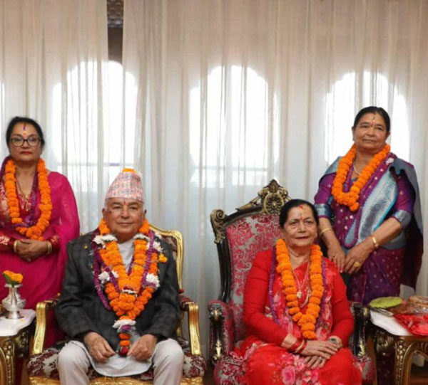 राष्ट्रपति पौडेलले बहिनीहरूबाट लगाए तिहारको टीका