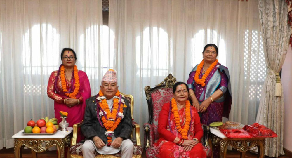 राष्ट्रपति पौडेलले बहिनीहरूबाट लगाए तिहारको टीका