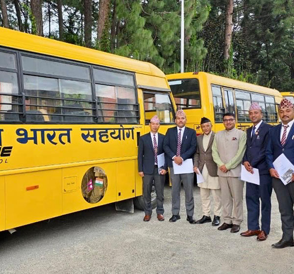 भारतले दियो नेपालका ४८ जिल्लाका शैक्षिक संस्थालाई ८१ स्कुल बस