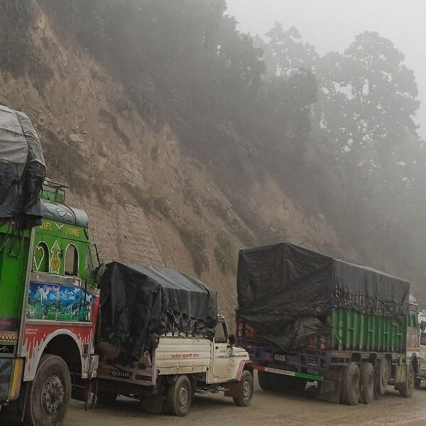 दाउन्ने सडक खण्ड दुइतर्फी अवरुद्ध