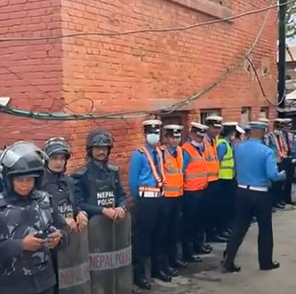 थापाथलीमा नेपाल प्रहरी र महानगरीय प्रहरी आमने सामने