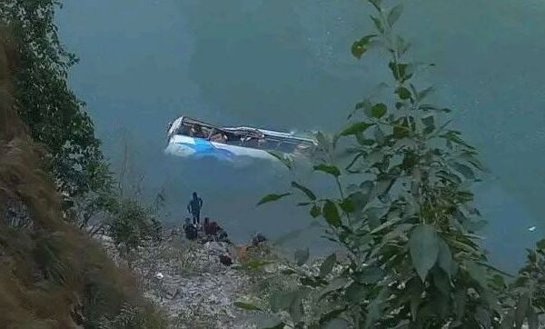 काठमाडौंबाट ओखलढुंगा जाँदै गरेको बस तामाकोशीमा खस्यो