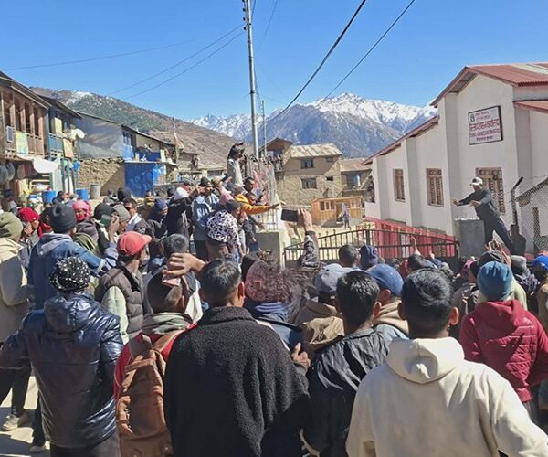 हुम्लामा सेवा–सुविधाप्रति असन्तुष्टि जनाउँदै निर्वाचन प्रहरीहरू आन्दोलित