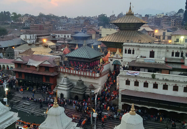 पशुपतिनाथ मन्दिर क्षेत्रमा भक्तजनको सिक्री लुटपाट…