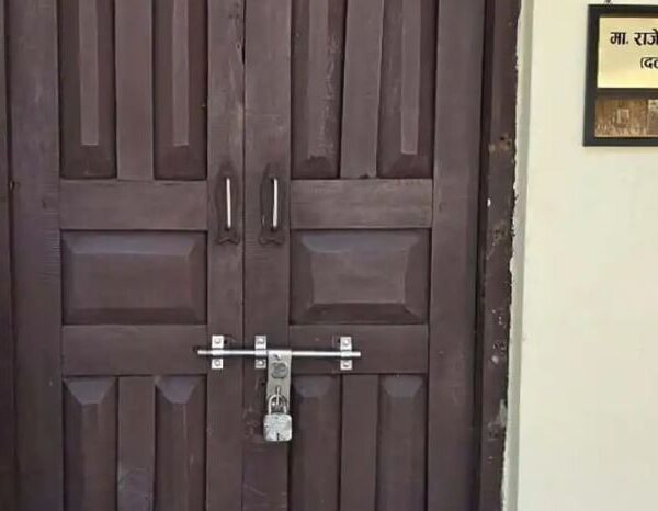 एमाले नेता रावलको कार्यकक्षमा युवा संघको तालाबन्दी