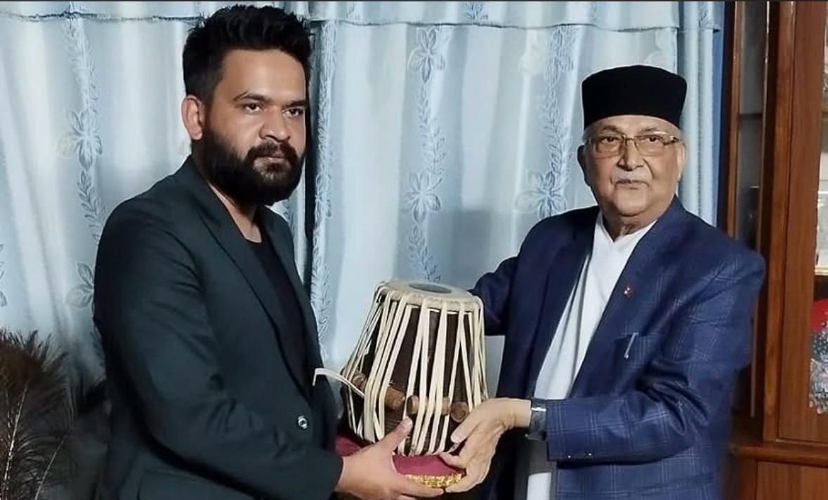 तबला दिएको तस्बिर राखेर ओलीले भने- बालेन&hellip;