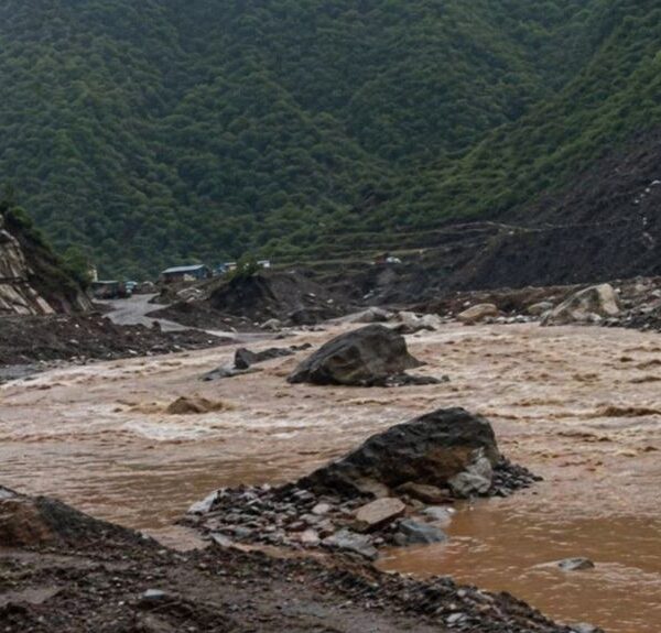 बीपी राजमार्ग पुनः अवरुद्ध, रोशी खोलाको बाढीले डाइभर्सन बगायो