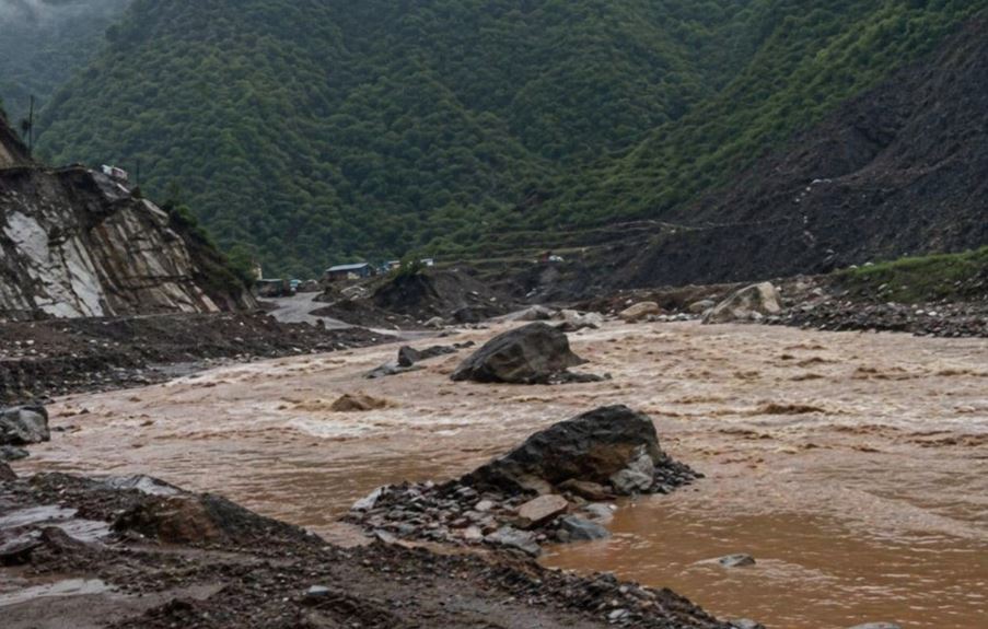 बीपी राजमार्ग पुनः अवरुद्ध, रोशी खोलाको बाढीले&hellip;