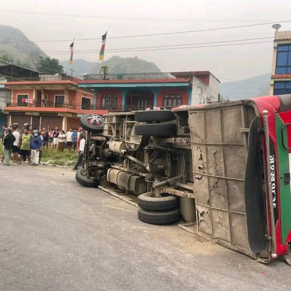 पोखराबाट काठमाडौँ आउँदै गरेको बस तनहुँमा दुर्घटना