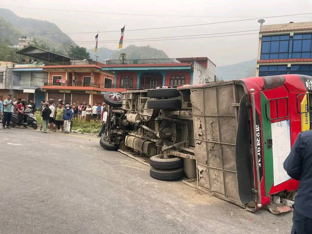 पोखराबाट काठमाडौँ आउँदै गरेको बस तनहुँमा दुर्घटना