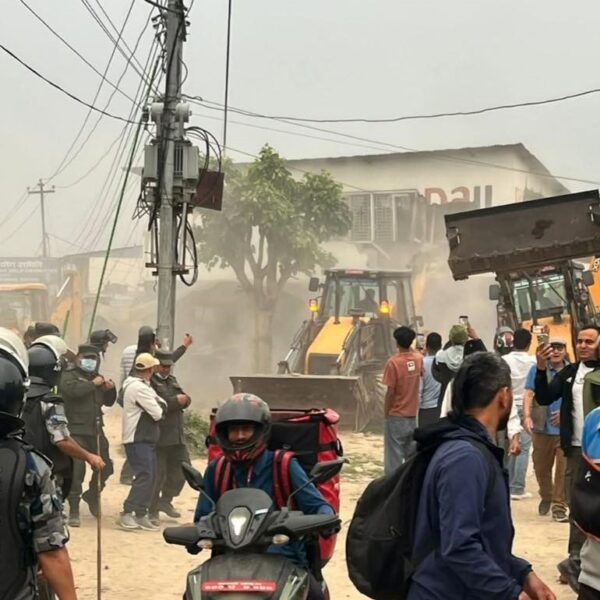 मनोहराको सुकुमबासी बस्तीमा डोजरमाथि ढुंगामुढा, करिब एक दर्जन प्रहरी घाइते