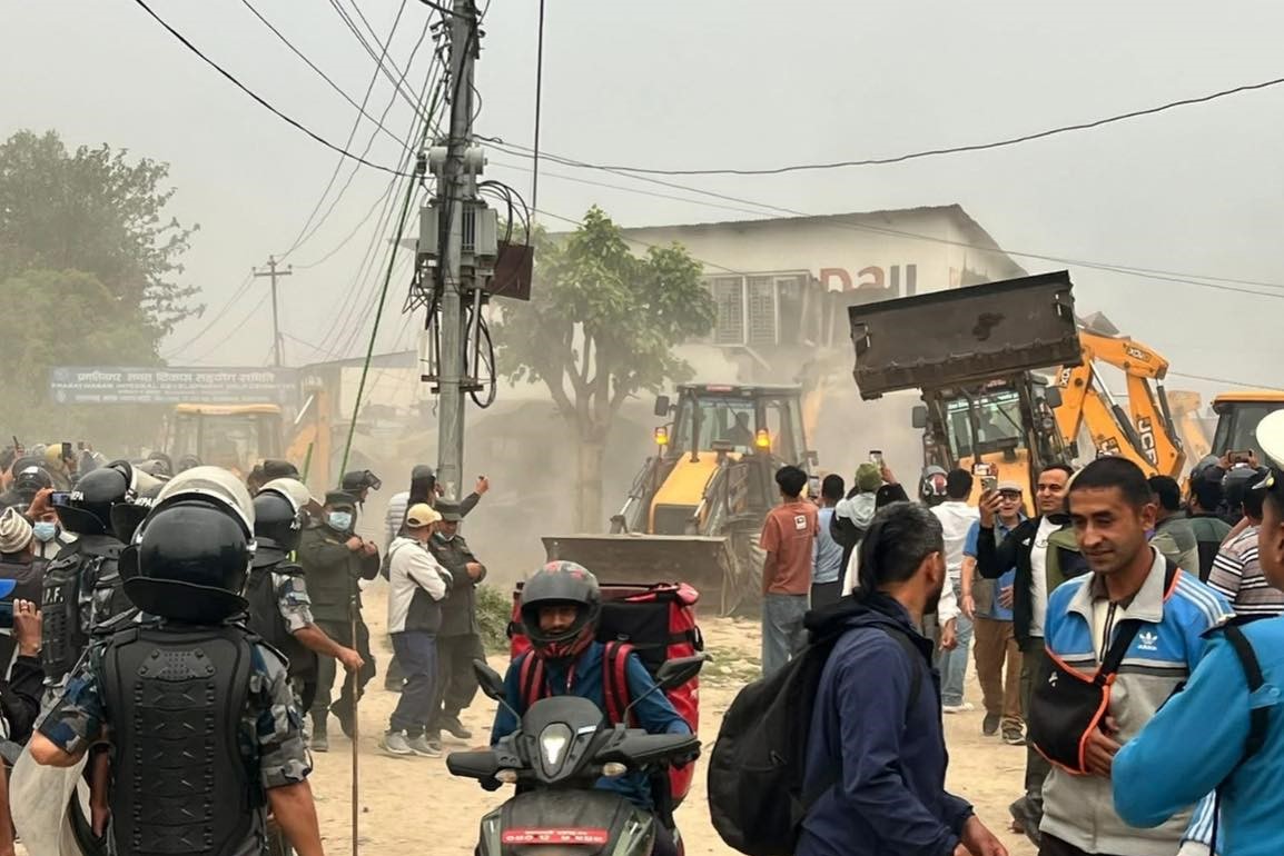 मनोहराको सुकुमबासी बस्तीमा डोजरमाथि ढुंगामुढा, करिब एक&hellip;