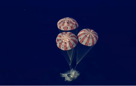 चन्द्रमाको नजिक पुगेका ४ अन्तरिक्ष यात्री पृथ्वीमा फर्किए