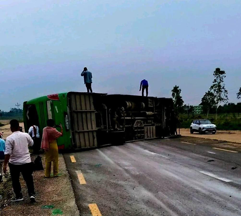 धनुषामा बस पल्टिँदा १७ जना घाइते, ओभरटेक&hellip;