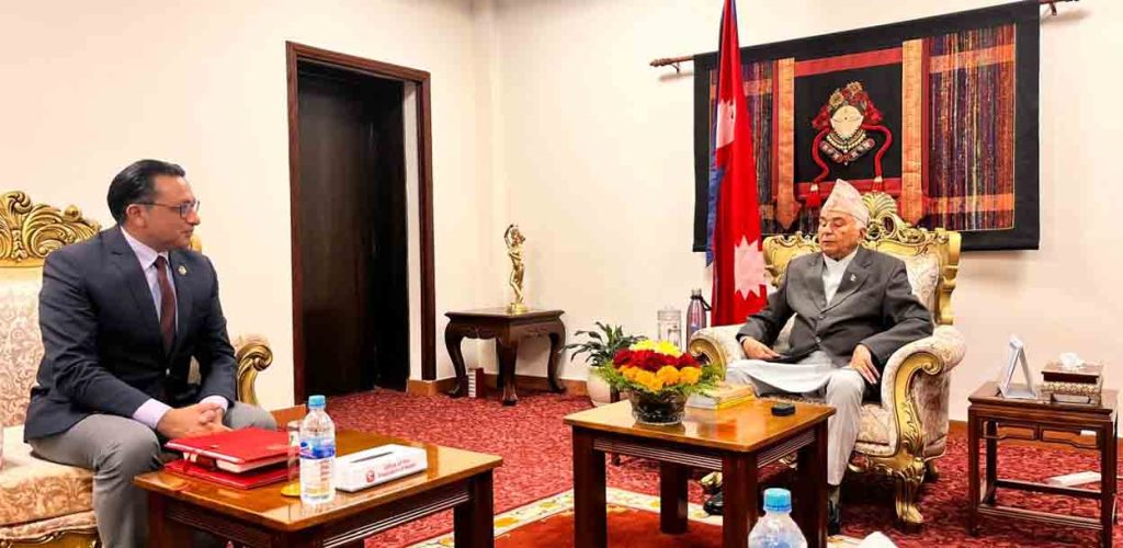 राष्ट्रपतिलाई अर्थमन्त्रीले गराए बजेटबारे जानकारी