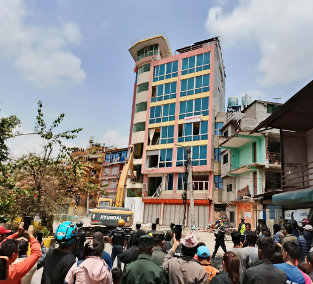 अनामनगरको भाइरल ७ तले घरमा चल्यो डोजर