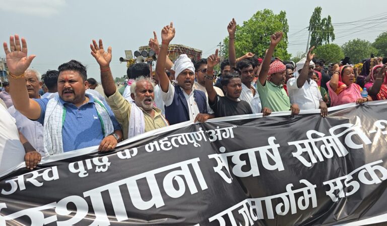छोटी भन्सार खारेजी निर्णयविरुद्ध सिरहामा चक्काजाम
