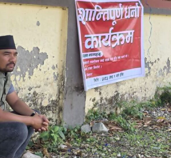 बजेट नदिएको भन्दै मुख्यमन्त्री कार्यालयअगाडि वडाध्यक्षको धर्ना