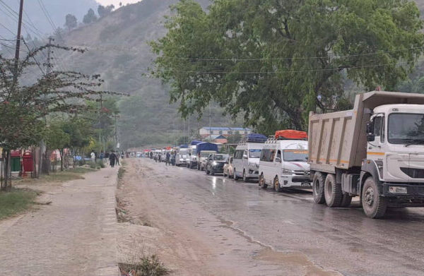 लेदोसहितको बाढीले बीपी राजमार्ग ठप्प